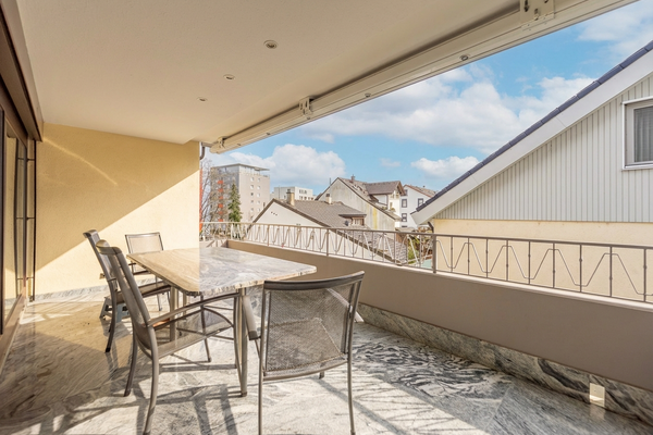 Balkon mit elektrischer Markise 