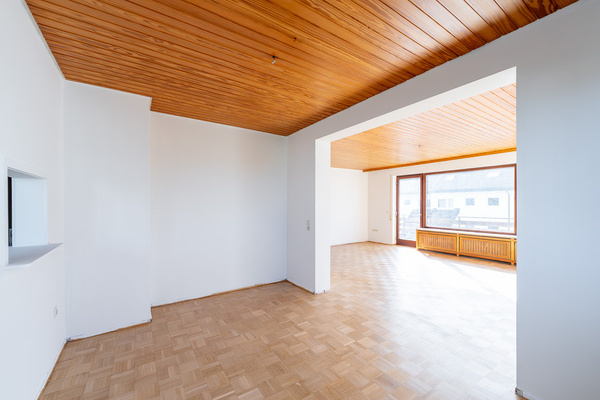 Esszimmer mit Blick ins Wohnzimmer